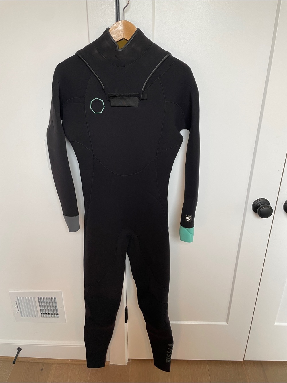 VISSLA Rash wetsuits Black Wetsuit Sleeve with Mint Accent